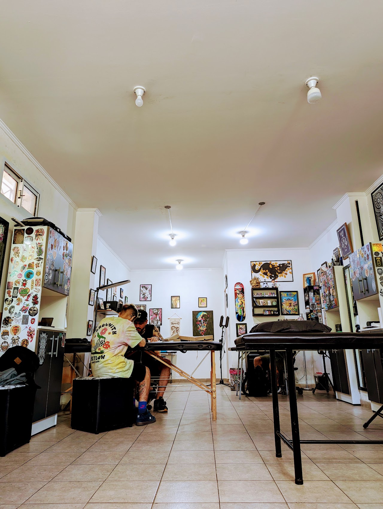 Interior del estudio Nakama Tattoo Studio