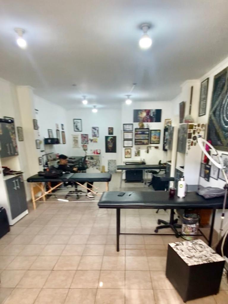 Camillas de trabajo del estudio Nakama Tattoo Studio